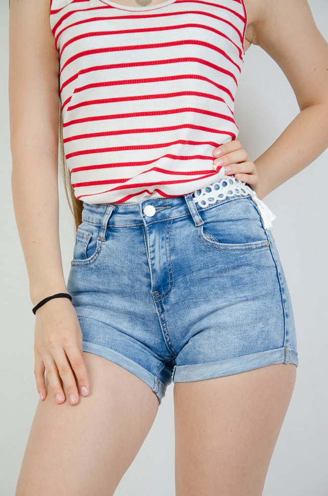 Spodenki ze zdobieniem na lewym boku