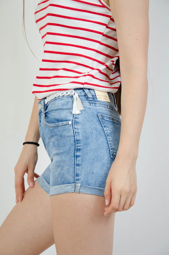 Spodenki ze zdobieniem na lewym boku