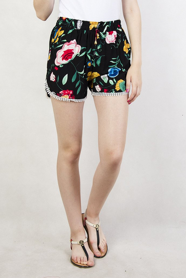 Czarne szorty z motywem kwiatowym