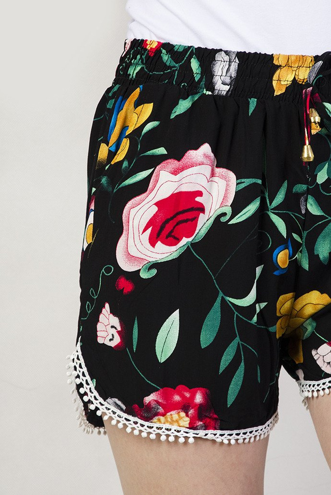 Czarne szorty z motywem kwiatowym