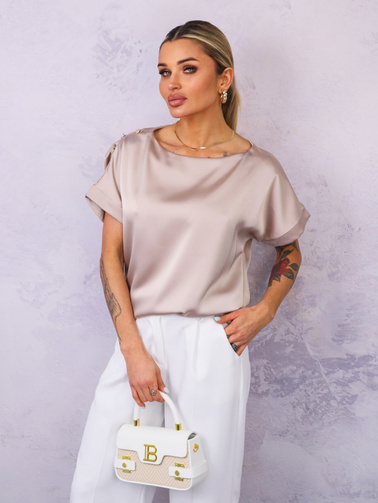 SATYNOWA BLUZKA Z OZDOBNYMI GUZIKAMI NA RAMIENIU- BEŻOWA