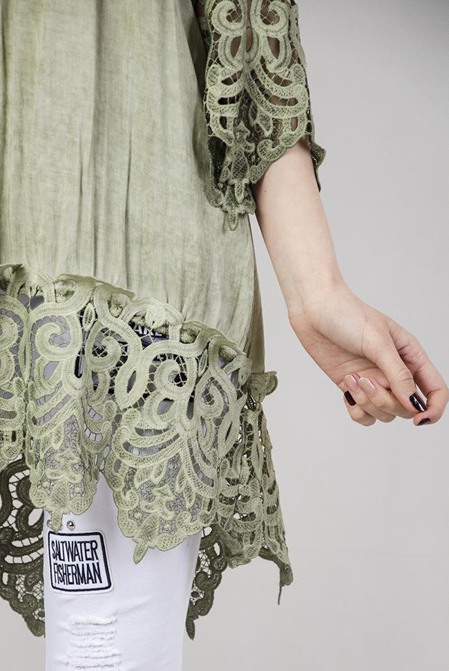 Zielona bluzka z ażurowymi wstawkami i odkrytymi ramionami