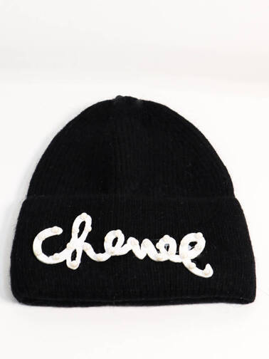 CZAPKA Z DOMIESZKĄ WEŁNY ORAZ NAPISEM Z KORALIKAMI-CZARNA