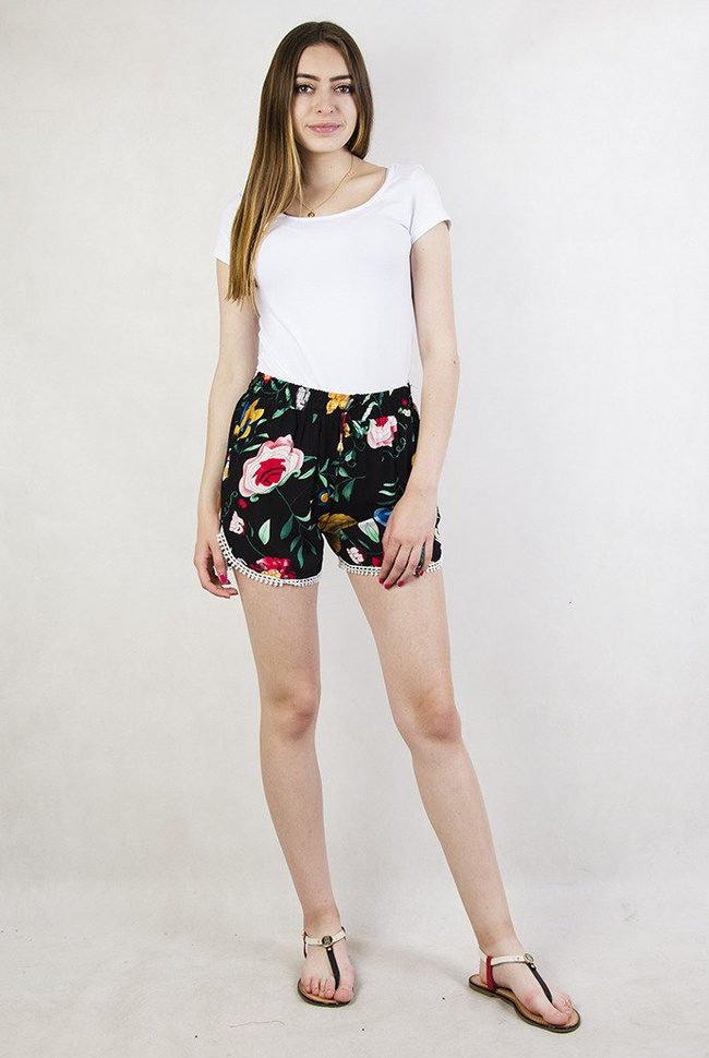 Czarne szorty z motywem kwiatowym