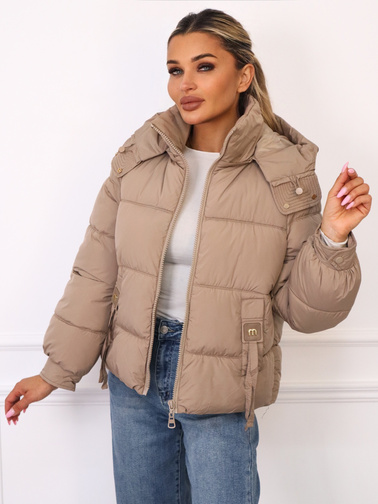 KURTKA PIKOWANA Z OZDOBNYMI NASZYWKAMI PRZY KIESZANIACH- CAPPUCCINO