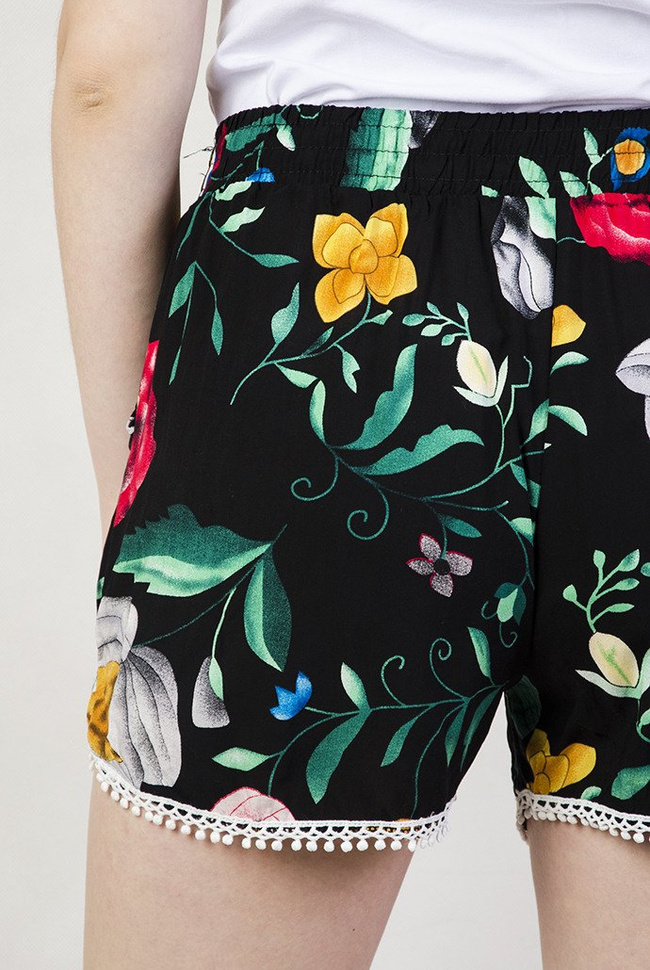 Czarne szorty z motywem kwiatowym