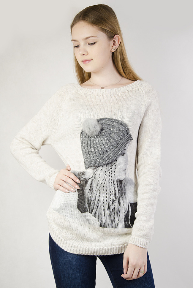 Beżowy sweter z motywem kobiety z czapką