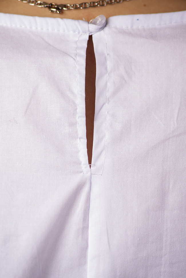 Biała bluzka koszulowa z perełkami
