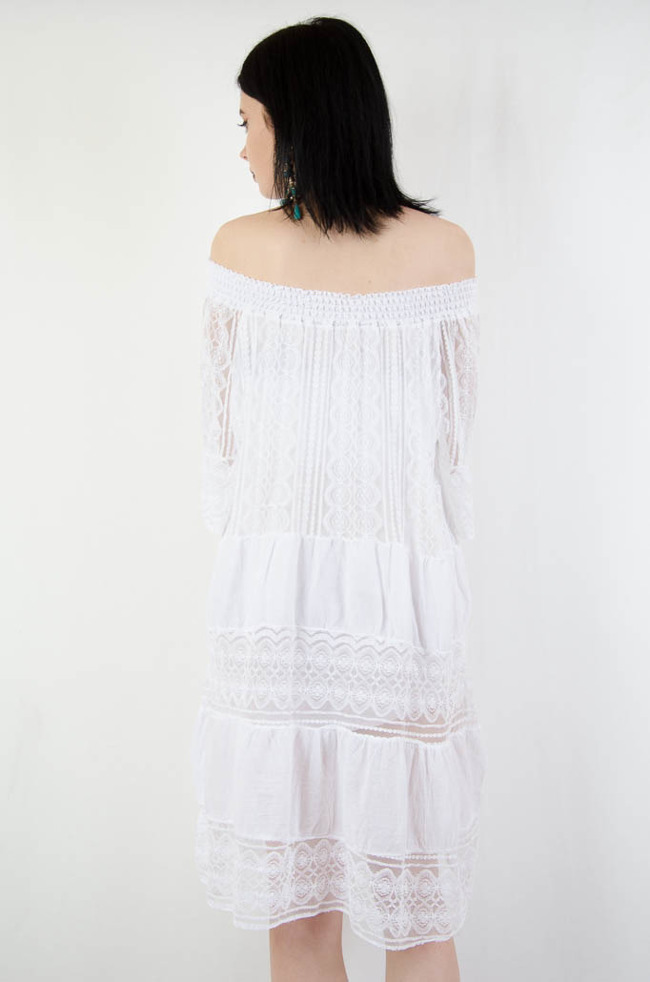 Biała koronkowa sukienka z gumą w dekolcie 