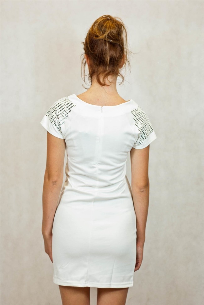 Biała sukienka z ozdobnikami na ramionach