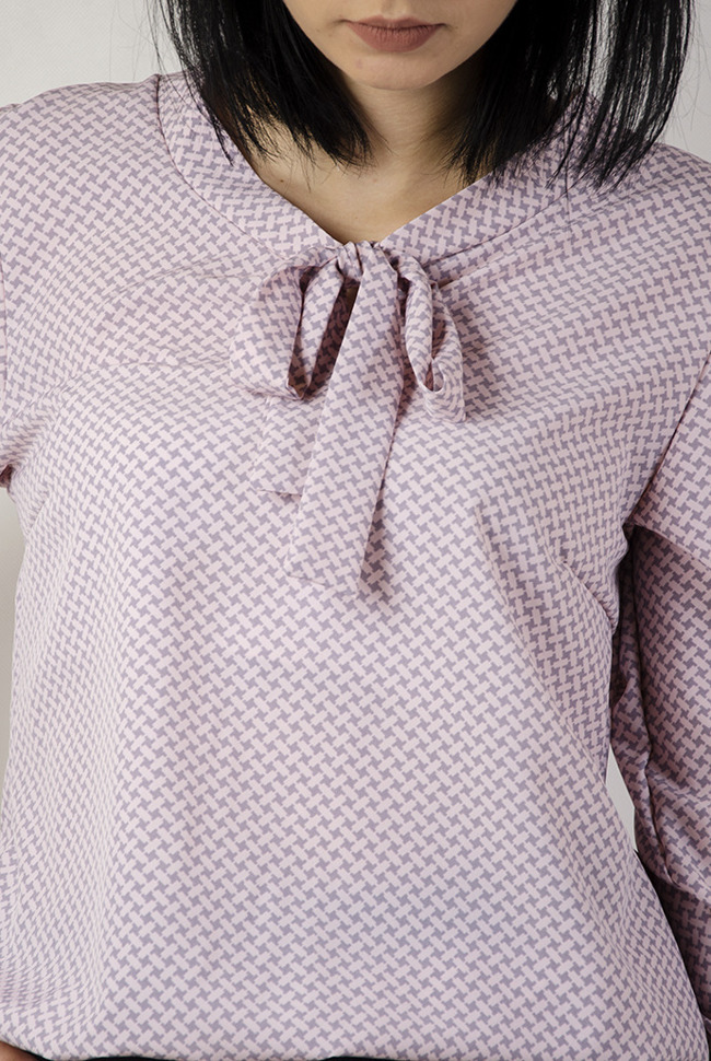 Bluzka z wiązaniem w szaro-różowe wzory