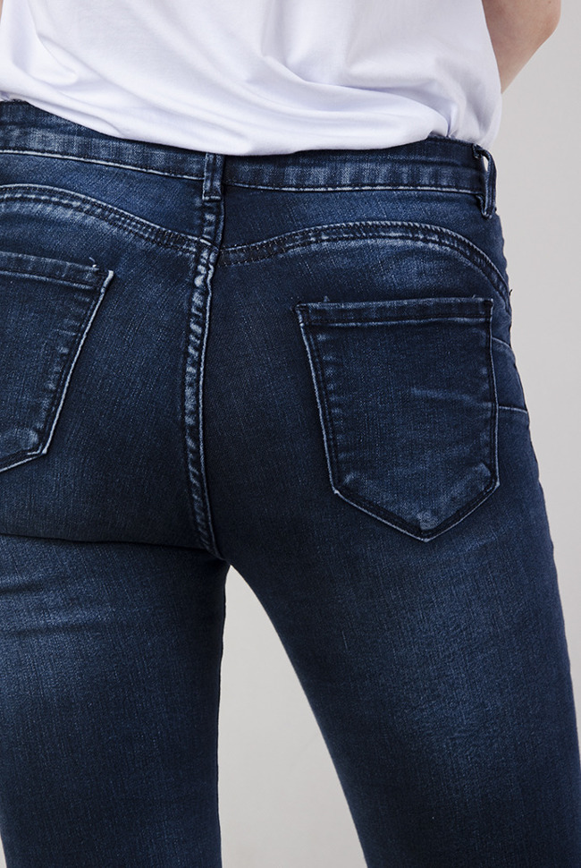 Ciemne, spodnie jeansowe typu PUSH-UP