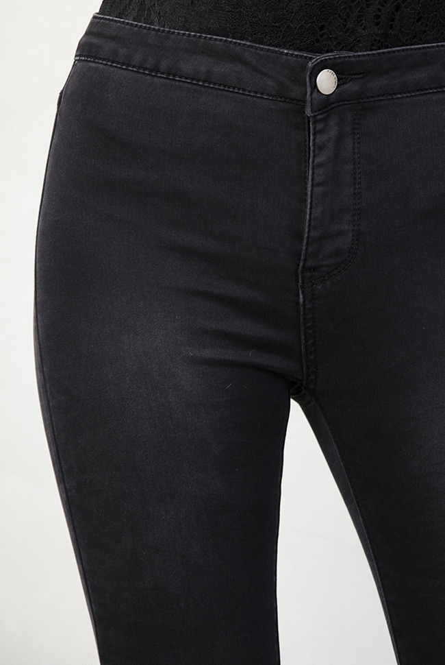 Ciemnoszare przylegające spodnie jeansowe 