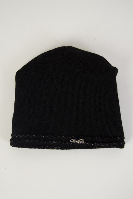Czarna czapka z blaszką