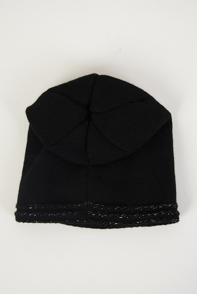 Czarna czapka z blaszką