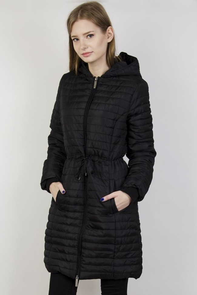 Czarna przedłużana kurtka pikowana