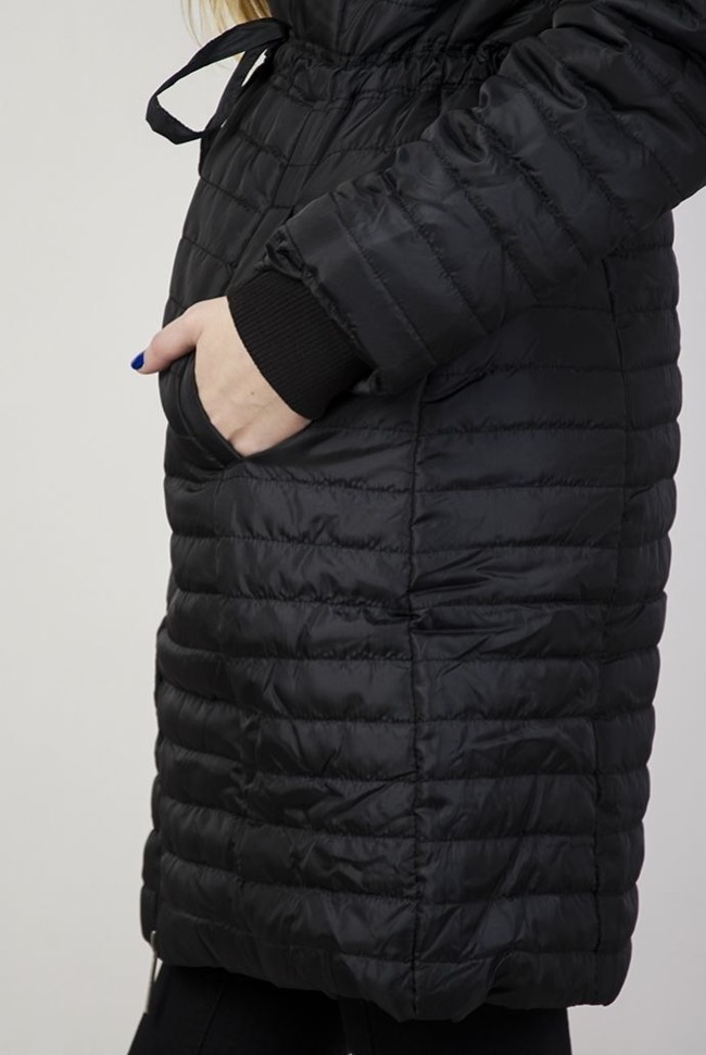Czarna przedłużana kurtka pikowana