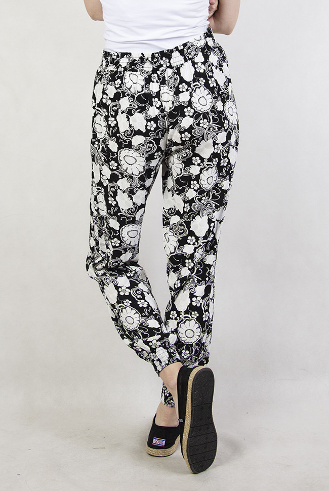 Czarne spodnie alladynki w białe kwiaty