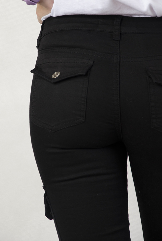 Czarne spodnie bojówki z kieszeniami po bokach