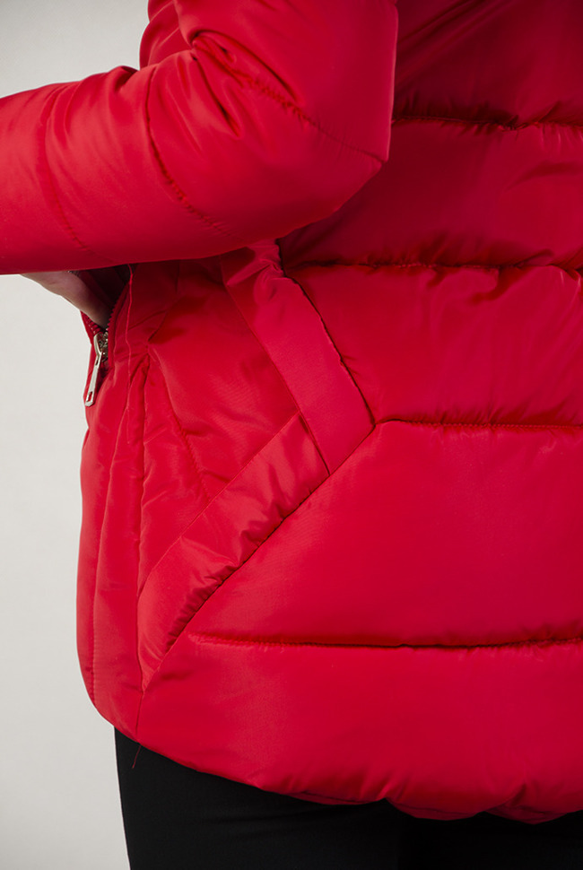 Czerwona  asymetryczna kurtka z pikowaniem oraz futerkiem przy kapturze