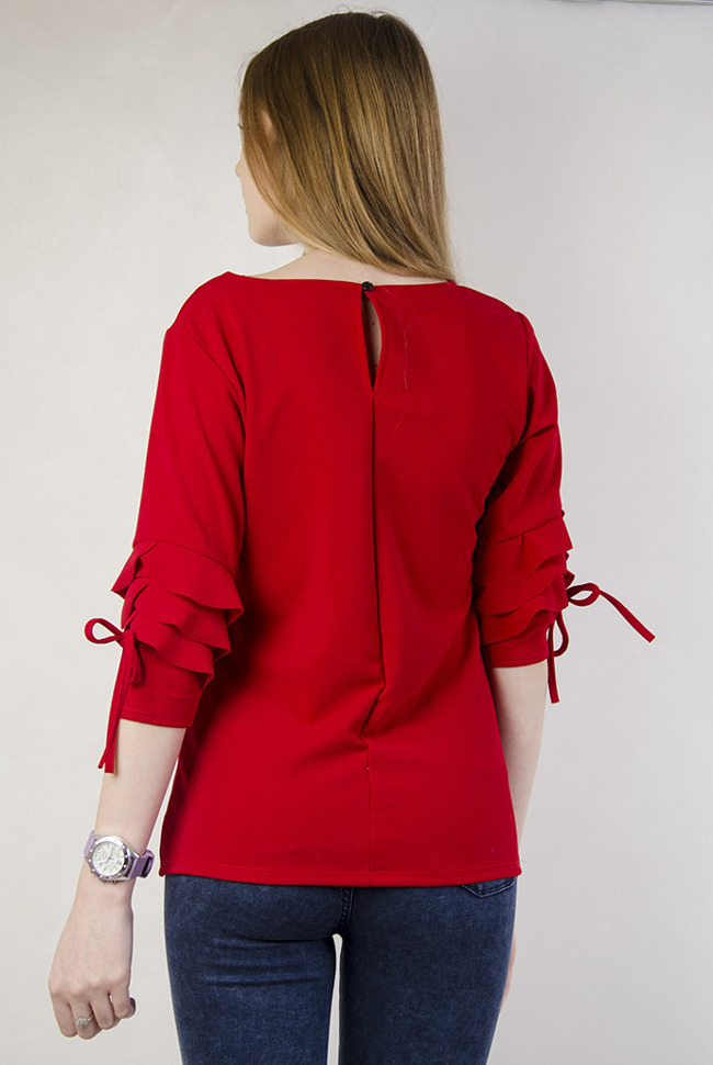 Czerwona bluzka z falbankami przy rękawach