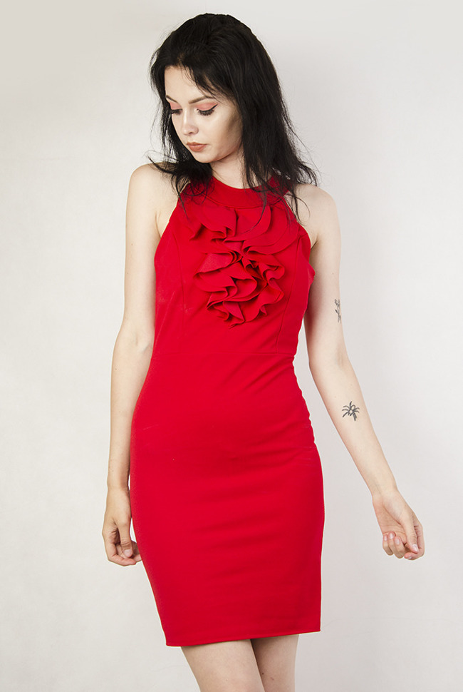 Czerwona sukienka z falbankami przy dekolcie