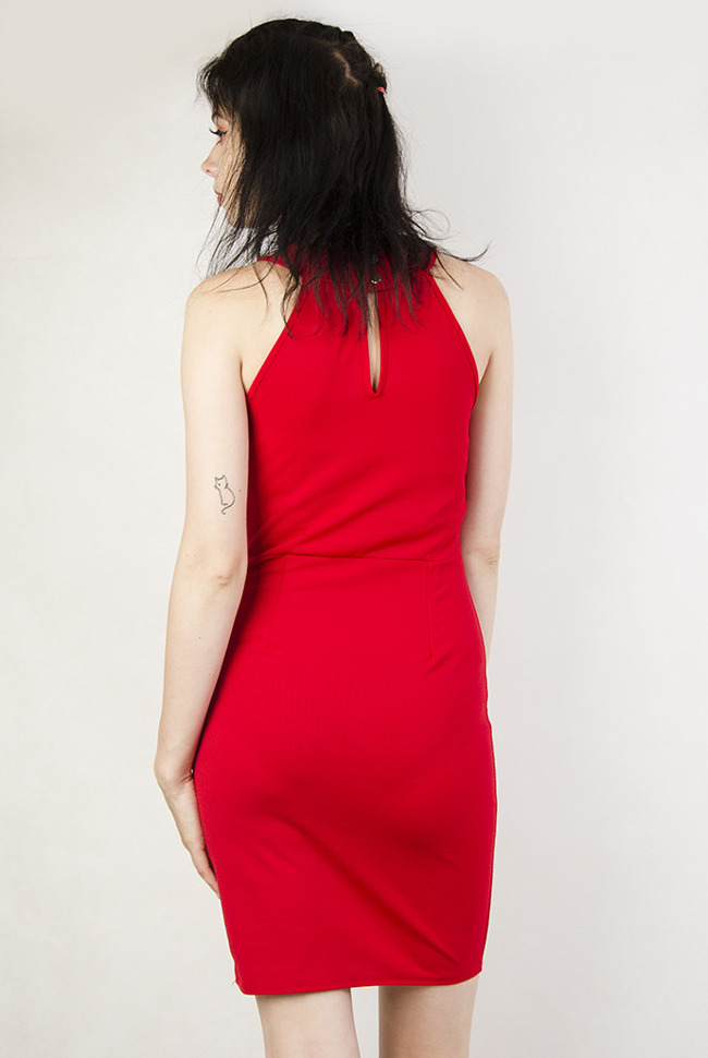 Czerwona sukienka z falbankami przy dekolcie