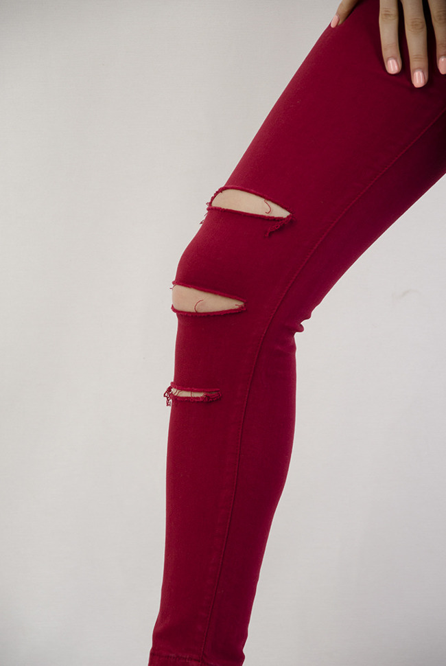Czerwone spodnie z rozcięciami na nogawkach 