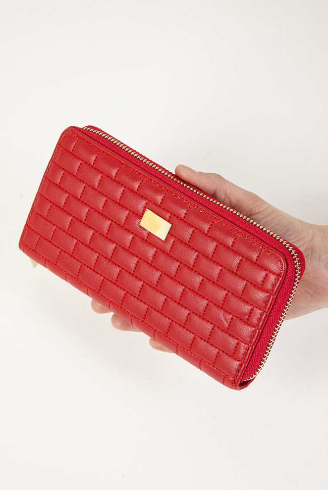 Czerwony pikowany portfel ze złotym zamkiem
