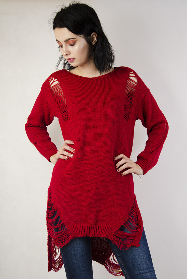 Czerwony, przedłużany sweter z szarpaniami