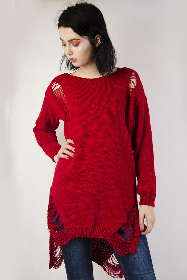 Czerwony, przedłużany sweter z szarpaniami