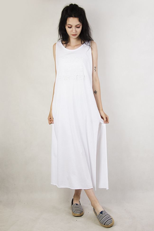 Długa, biała sukienka na ramiączka