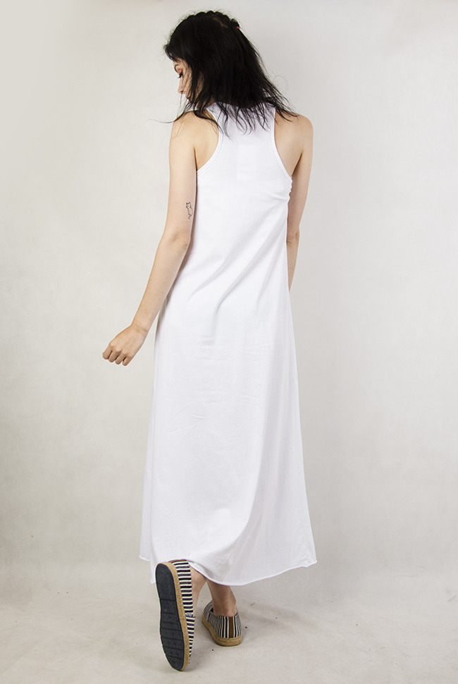 Długa, biała sukienka na ramiączka