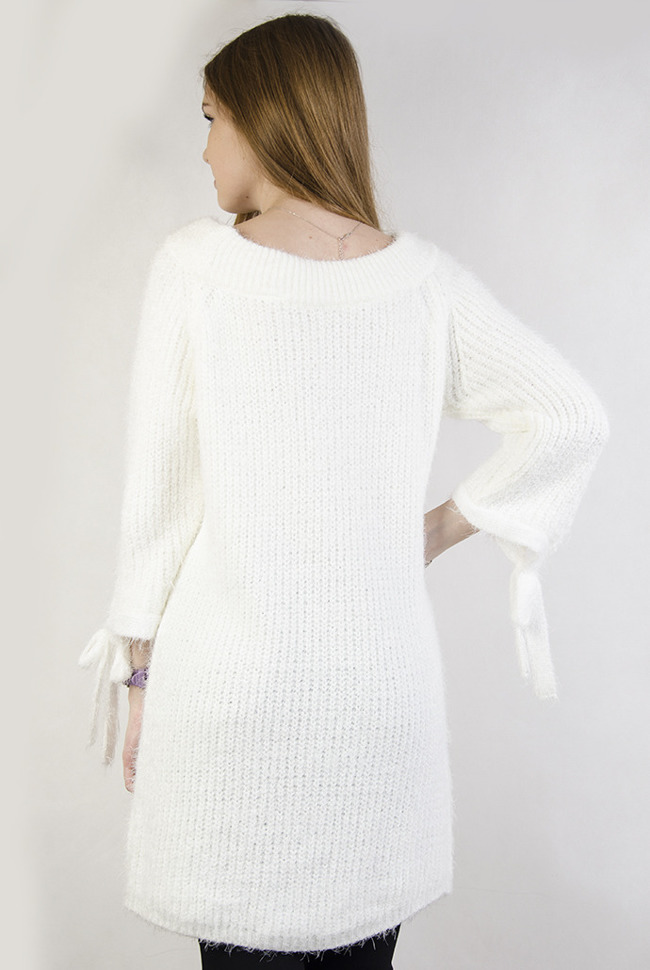 Długi biały włochaty sweter z wiązaniem przy rękawie