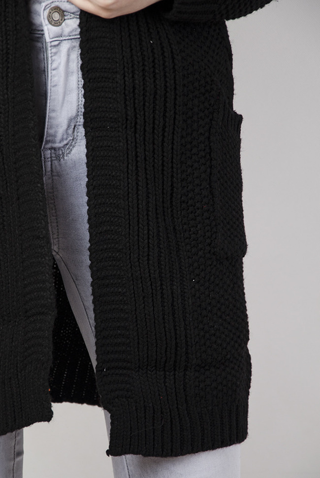 Długi czarny sweter z kieszeniami