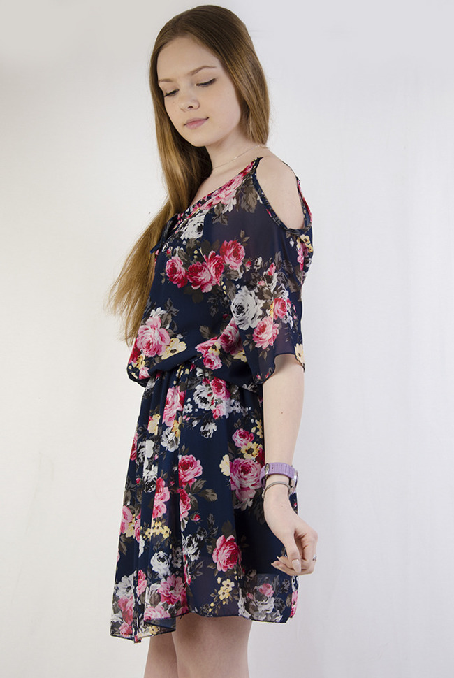 Granatowa sukienka w kwiaty z wyciętymi ramionami