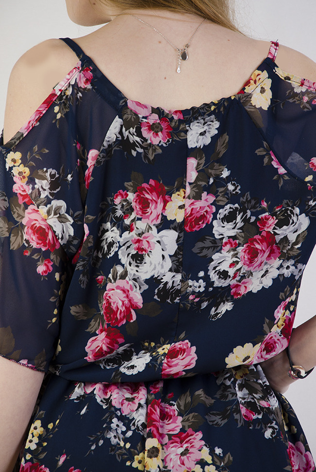 Granatowa sukienka w kwiaty z wyciętymi ramionami