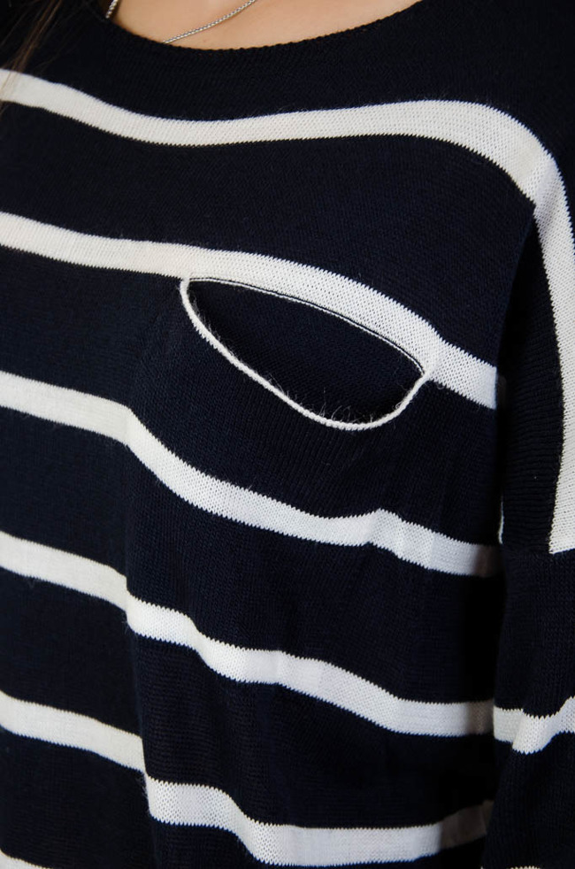 Granatowy luźny sweter w paski z kieszonką 