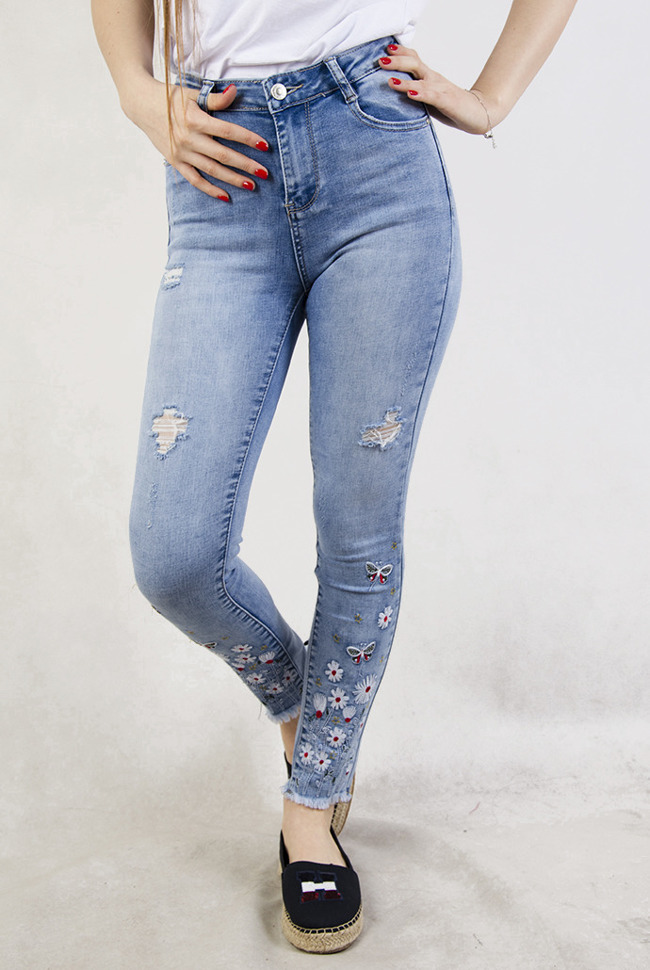Jasne spodnie jeansowe z kolorowymi kwiatami