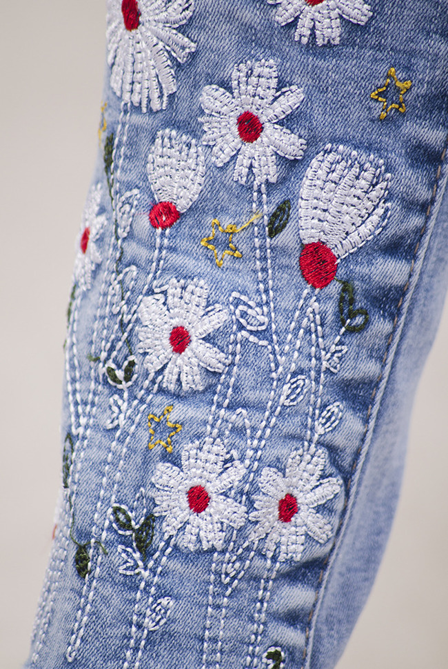 Jasne spodnie jeansowe z kolorowymi kwiatami