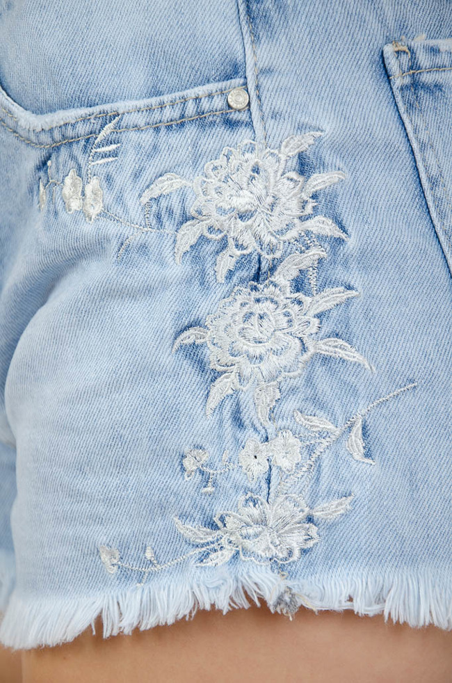 Jeansowe szorty z haftowanymi kwiatami