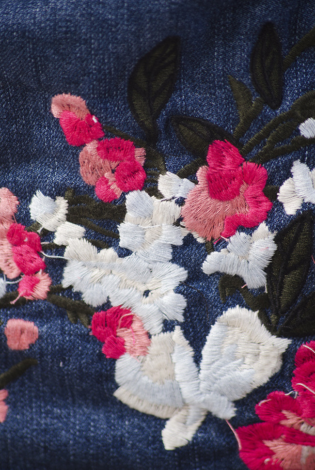 Kurtka jeansowa z motywem kwiatowym