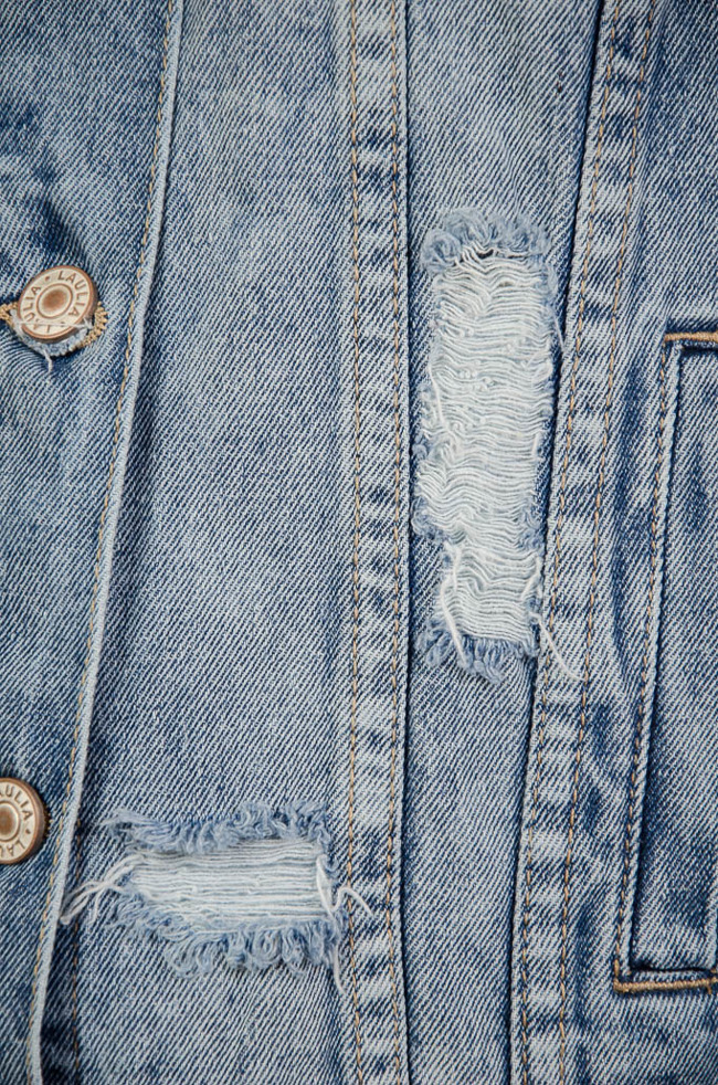 Kurtka jeansowa zapinana na guziki, z przetarciami