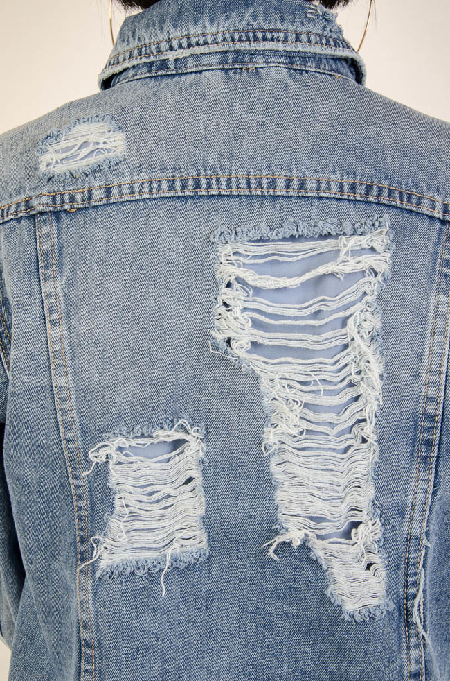 Kurtka jeansowa zapinana na guziki, z przetarciami
