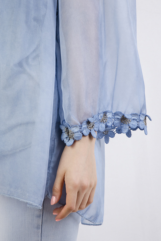 Niebieska bluzka z tiulem i kwiatkami