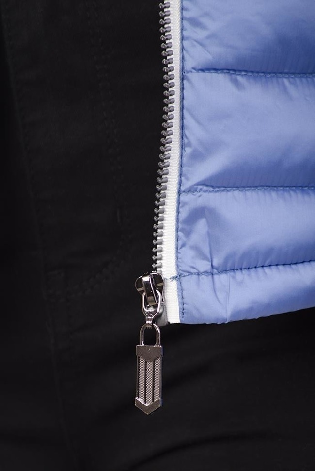 Niebieska kurtka pikowana, ze srebrnymi zamkami