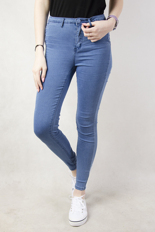 Niebieskie spodnie jeansowe z guzikami po bokach