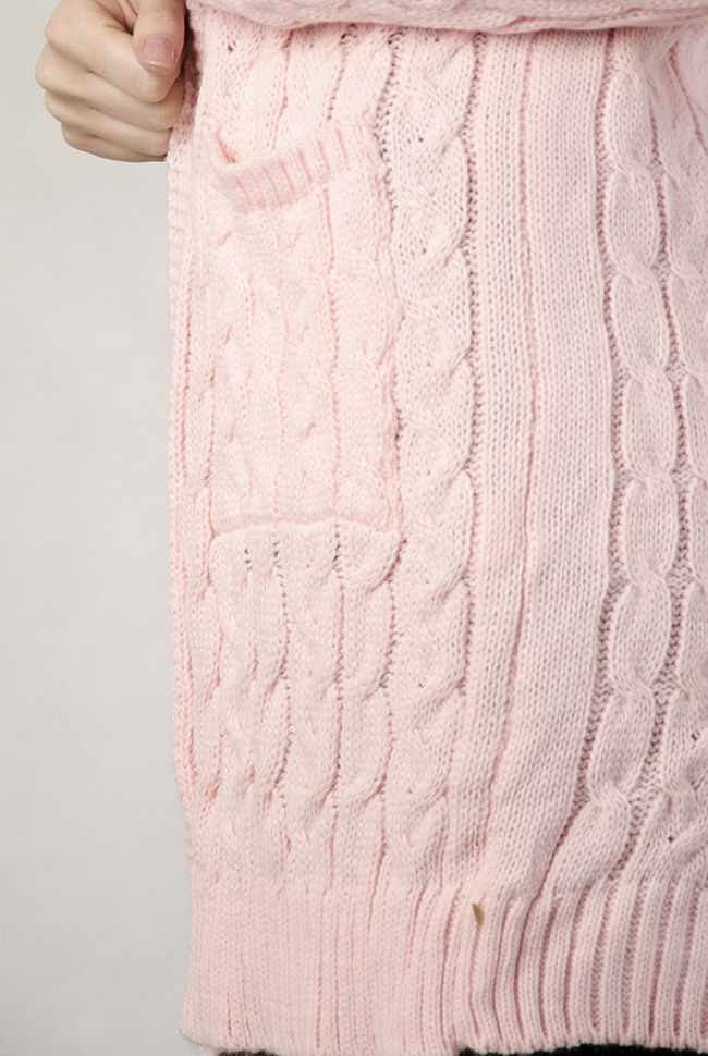 Różowa narzuta sweterkowa, ze splotem warkoczem