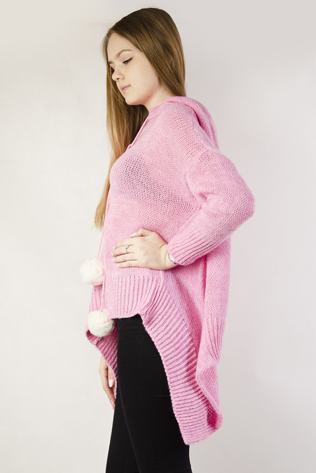 Różowy sweter z dłuższymi bokami oraz kapturem