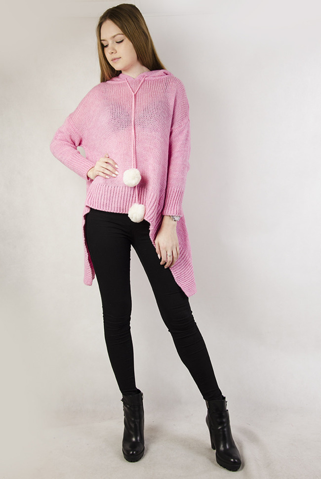 Różowy sweter z dłuższymi bokami oraz kapturem